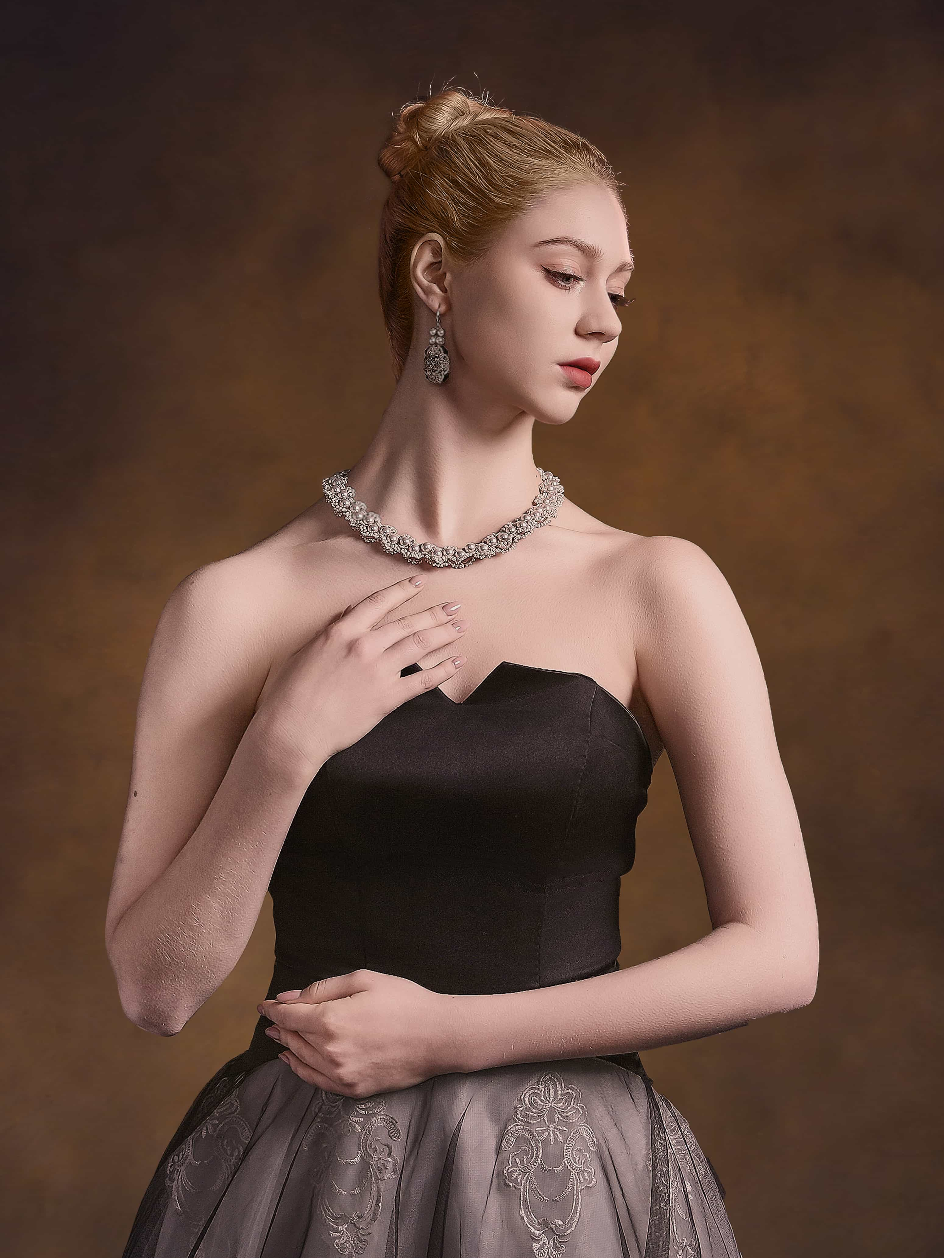 T126 Alina - White Queen Necklace