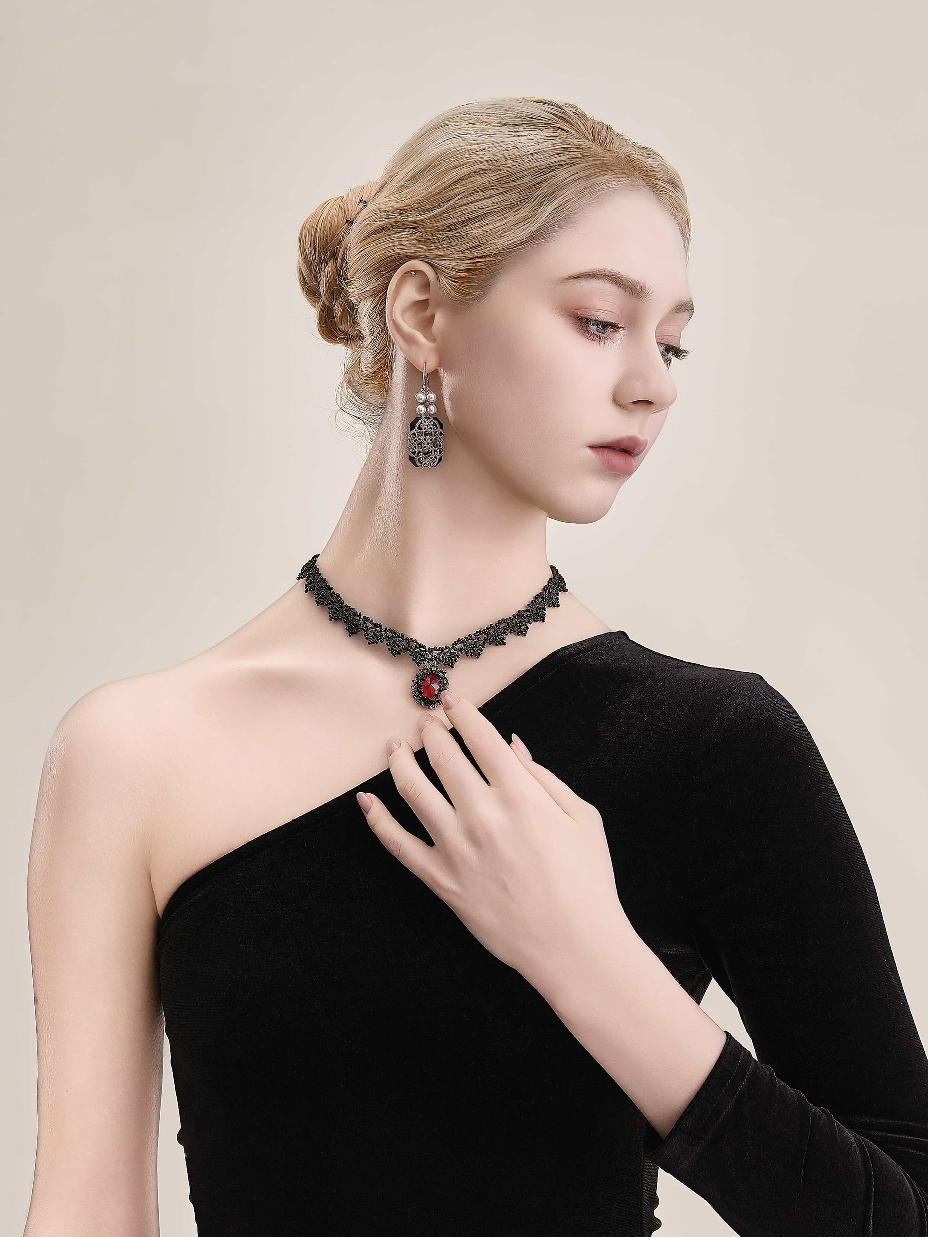 T120 Alina - Black Choker